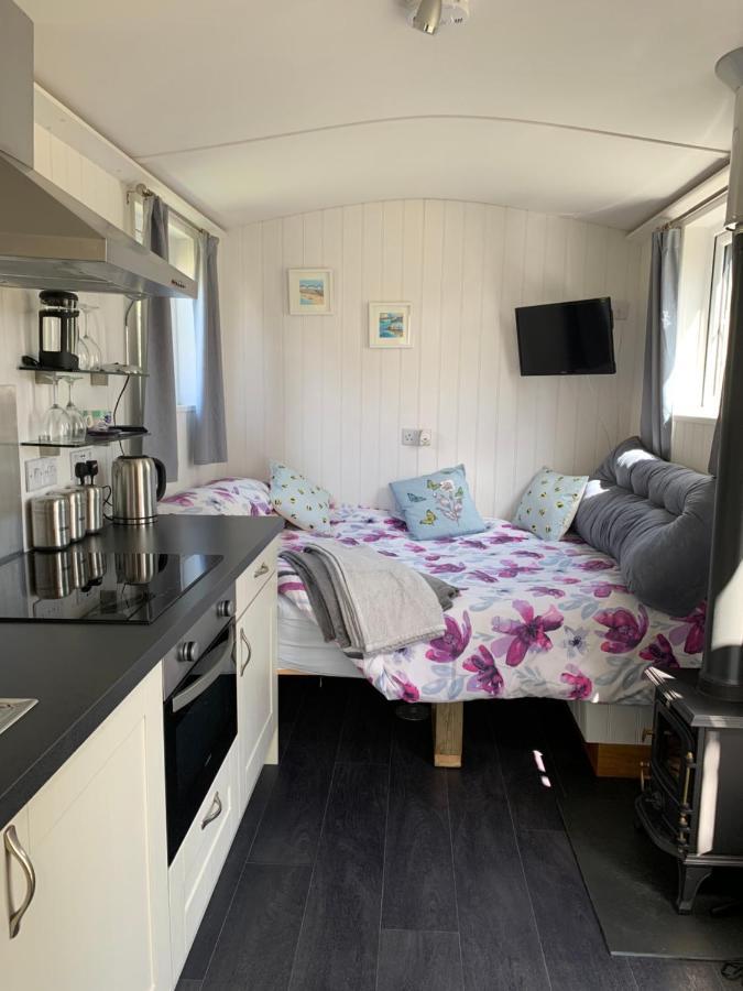 Tides Reach, Deluxe Shepherds Hut 1, 100M From The Beach Сент-Меррин Экстерьер фото
