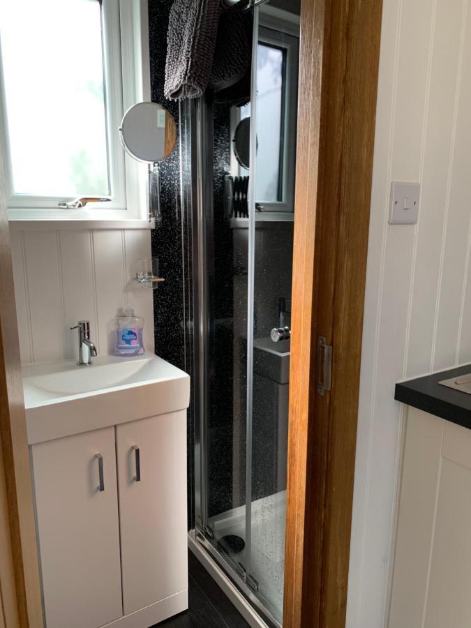 Tides Reach, Deluxe Shepherds Hut 1, 100M From The Beach Сент-Меррин Экстерьер фото