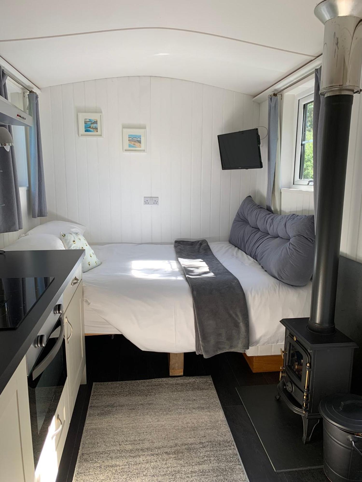 Tides Reach, Deluxe Shepherds Hut 1, 100M From The Beach Сент-Меррин Экстерьер фото